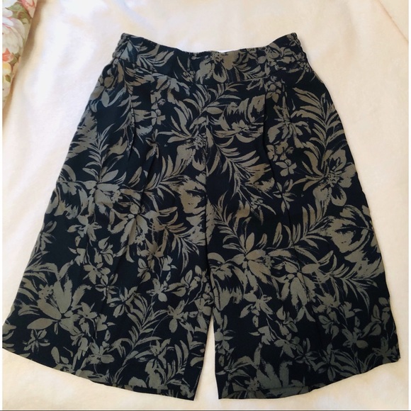 Chelsea28 pleated pull on shorts - Picture 3 of 6